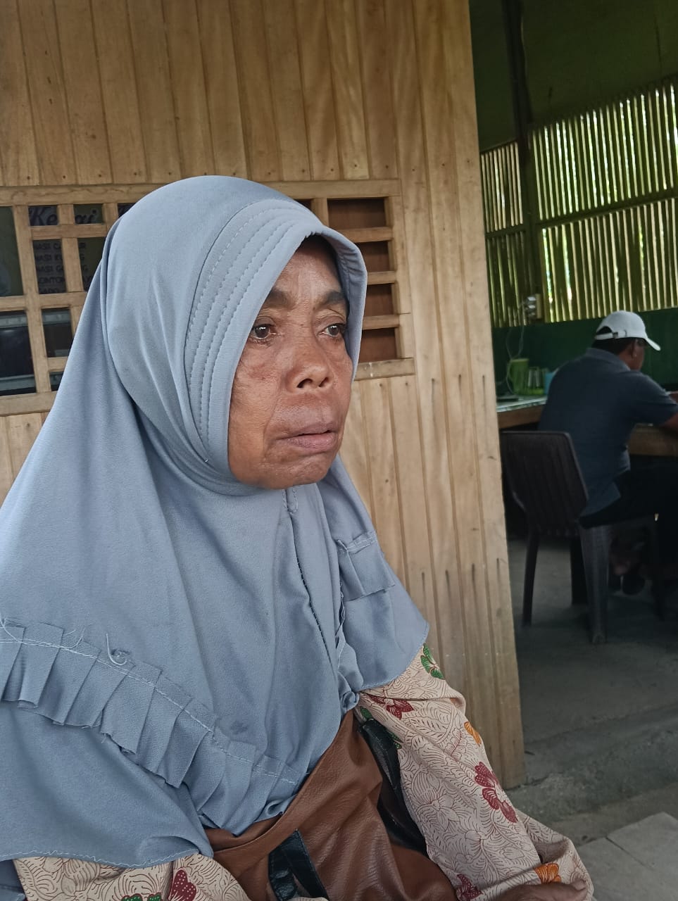 Nahara Abdullah (59), seorang ibu dari Desa Geti Lama, cerita Insiden Pengeroyokan OTK Terhadap Putanya Alfian Sosoda (istimewa)