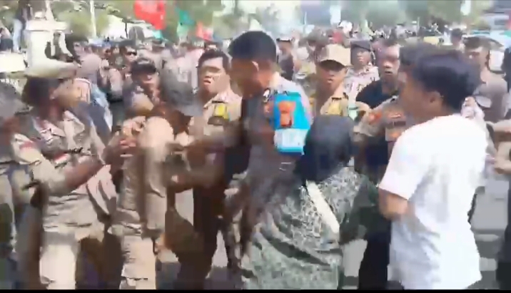 Gambar tangkapan Layar Aski Preman Satpol PP Ternate Terhadap Jurnalis (jmg)