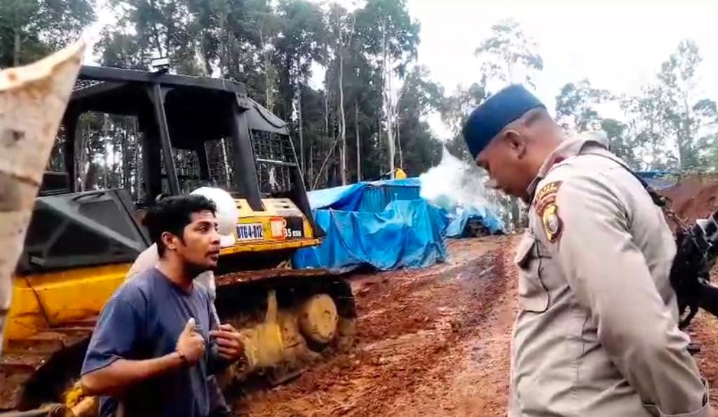 Masyarakat saat adu mulut dengan pihak keamanan (dok//JMG)