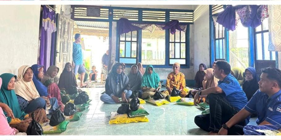 DPC Partai Demokrat Halsel berbagi sembako di sejumlah desa (dok//muel) 