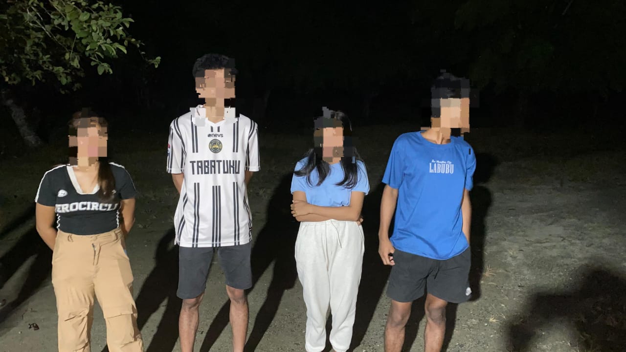 Dua pasangan bukan suami istri, satu diantaranya masih berumur 17 tahun. Foto Sadam Hadi/JMG
