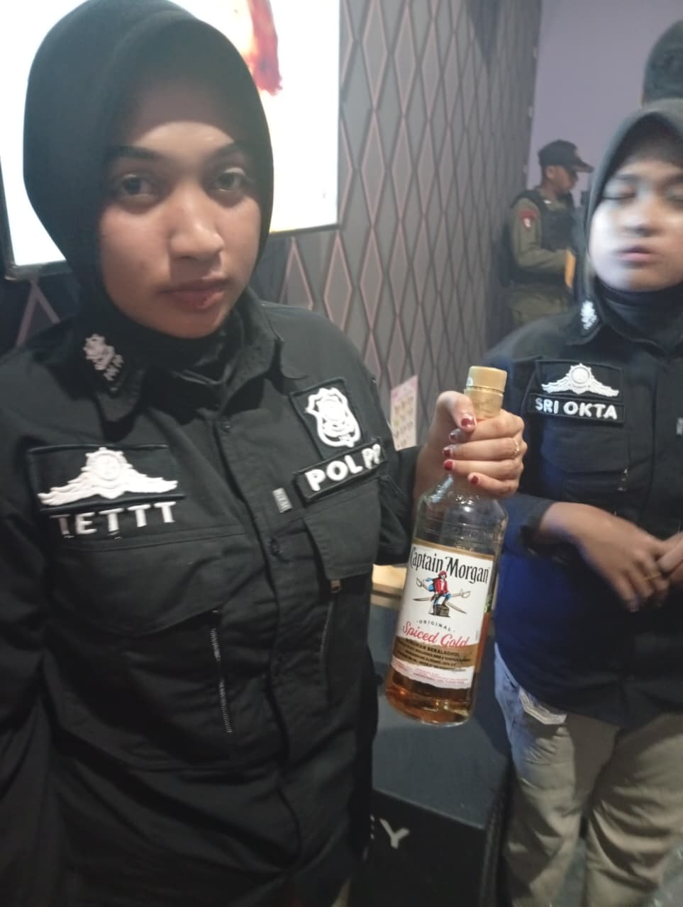 Satpol-PP Halsel temukan Miras berlebel Cafe Morgan di Room 9 Cafe Fortune. foto Sadam|JMG
