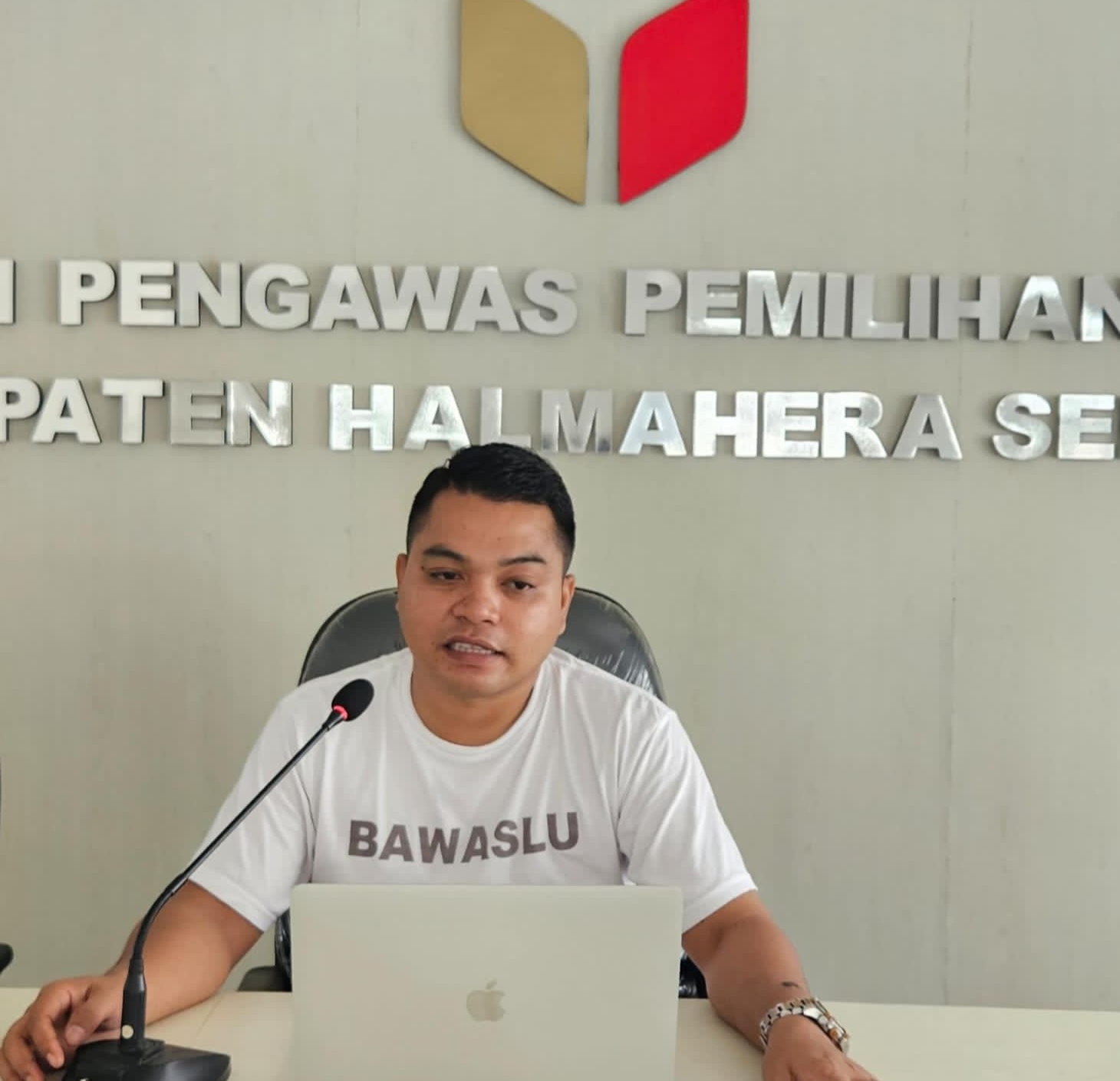 Anggota Bawaslu Halsel Hans William Kurama,SH.