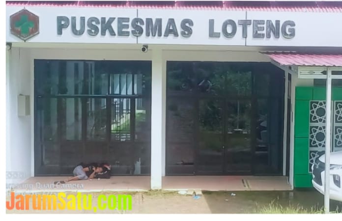 Pasien Berbaring diDepan Puskesmas Loteng,||Foto JarumSatu.Com