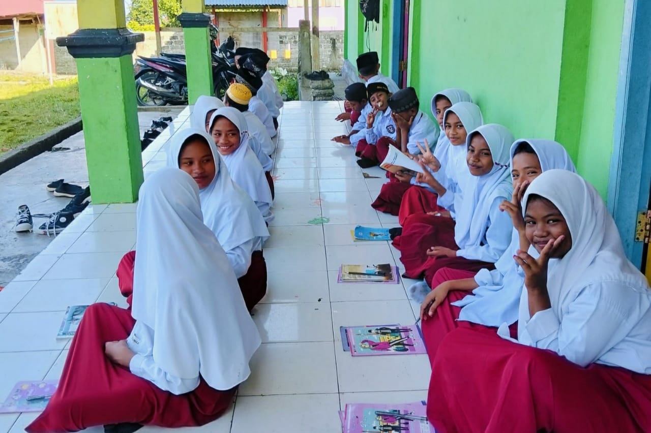 Kondisi Siswa Madrasah Ibtidaiyah Swasta (MIS) dan Madrasah Tsanawiyah (MTS) Al-Ikhlas Desa Kubung.| Foto JarumSatu.Com