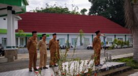 Pemkab Halsel) menggelar apel pagi rutin di lapangan Kantor Bupati Halmahera Selatan, Senin (12/1/2025).
