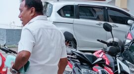 Ket foto:Kepala Dinas Pariwisata Halmahera Selatan, Ali Dano, Menghindar Saat Diwawancarai.|jarumSatu.com
