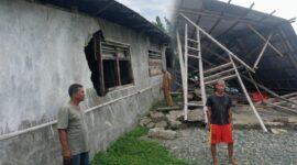 Ket: Dua rumah warga di Dusun Barat, Desa Obi Bobo, Kecamatan Obi Selatan, rusak parah akibat angin kencang, Senin (19/1/2026)
