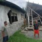 Ket: Dua rumah warga di Dusun Barat, Desa Obi Bobo, Kecamatan Obi Selatan, rusak parah akibat angin kencang, Senin (19/1/2026)
