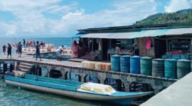 Ket: Aktivitas pengangkutan minyak tanah menggunakan bodi fiber di kawasan Pelabuhan Pasar Baru Babang.|foto jarumSatu.com