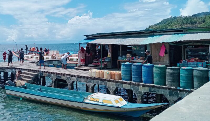 Ket: Aktivitas pengangkutan minyak tanah menggunakan bodi fiber di kawasan Pelabuhan Pasar Baru Babang.|foto jarumSatu.com