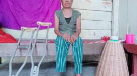 Ket:Oma Bety Habari (60), yang akrab disapa warga dengan panggilan Oma Nilon.|foto jarumSatu.com 