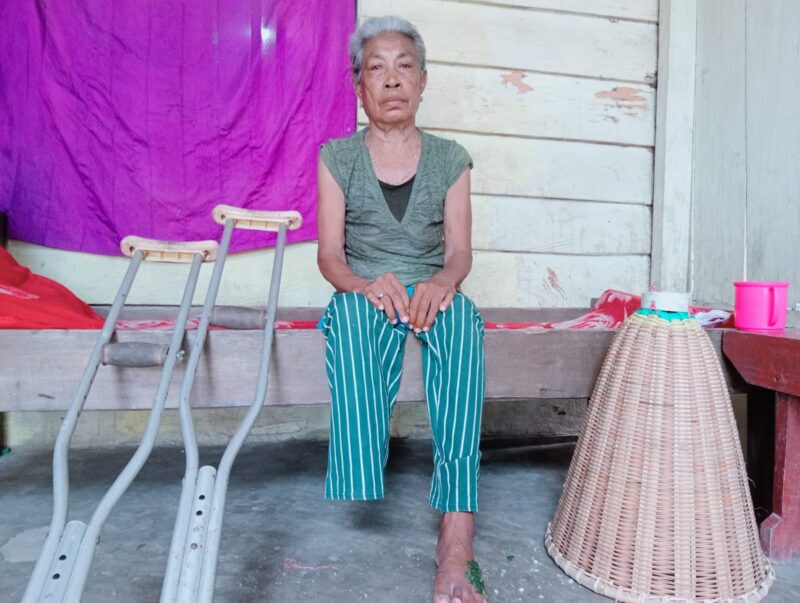 Ket:Oma Bety Habari (60), yang akrab disapa warga dengan panggilan Oma Nilon.|foto jarumSatu.com