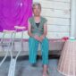 Ket:Oma Bety Habari (60), yang akrab disapa warga dengan panggilan Oma Nilon.|foto jarumSatu.com 