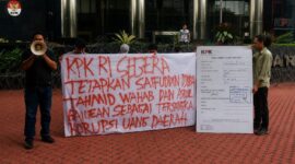 Ket: Forum Mahasiswa Anti Korupsi (FORMATIK) menggelar aksi demonstrasi di depan Gedung KPK 