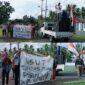 Ket: Keluarga Korban Melakukan Aksi diDepan Polres Halbar.