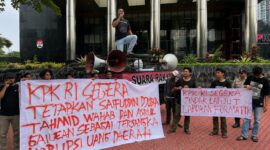 Ket: Forum Mahasiswa Anti Korupsi (FORMATIK) Jakarta kembali menggelar aksi demonstrasi jilid II di depan Gedung Merah Putih KPK RI. 