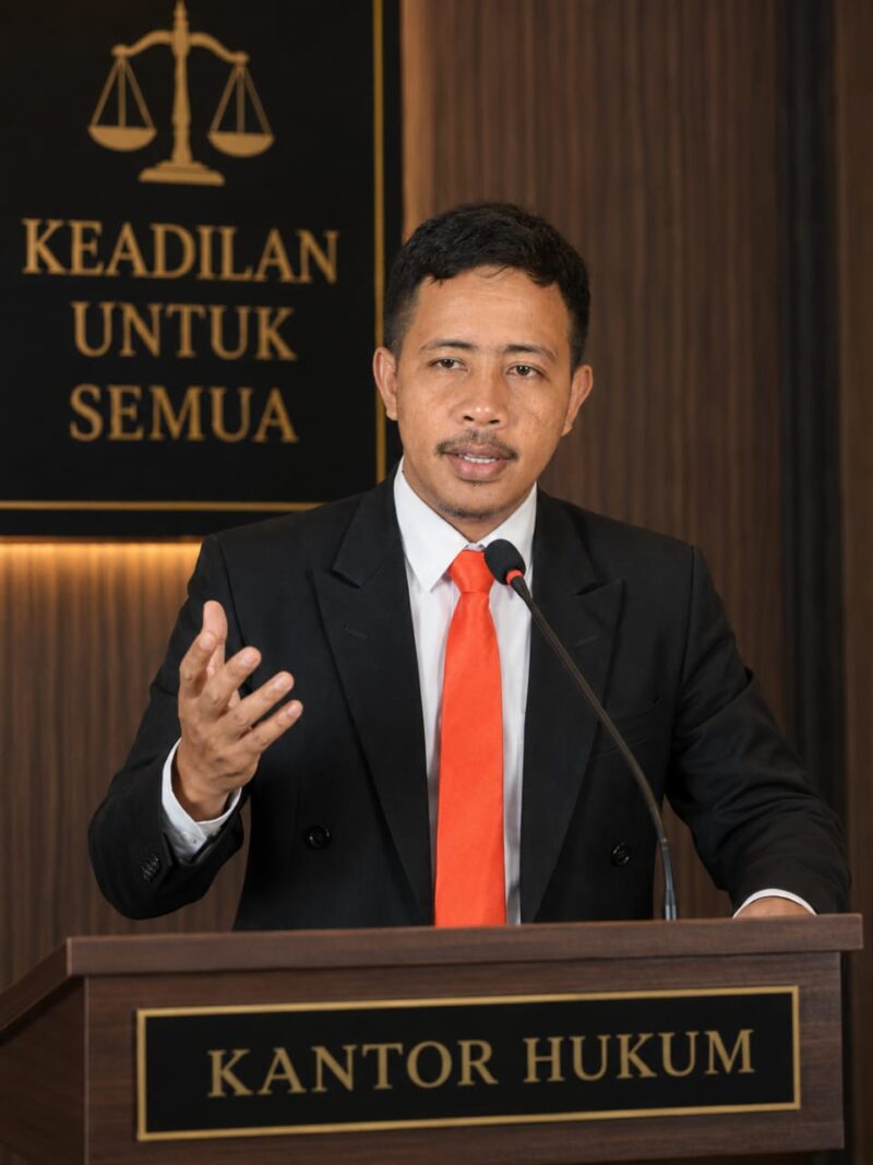 Ket: kuasa hukum Arifin Saroa, Risno N. Laumara.