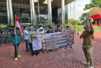 Ket: Sentra Koalisi Anti Korupsi Maluku Utara-Jakarta (SKAK MALUT-JAKARTA) Menggelar Aksi Unjuk Rasa di depan Komisi Pemberantasa Korupsi (KPK) RI.