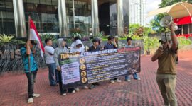Ket: Sentra Koalisi Anti Korupsi Maluku Utara-Jakarta (SKAK MALUT-JAKARTA) Menggelar Aksi Unjuk Rasa di depan Komisi Pemberantasa Korupsi (KPK) RI.