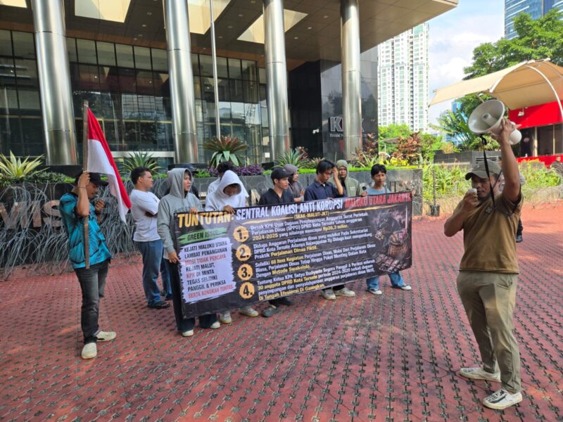 Ket: Sentra Koalisi Anti Korupsi Maluku Utara-Jakarta (SKAK MALUT-JAKARTA) Menggelar Aksi Unjuk Rasa di depan Komisi Pemberantasa Korupsi (KPK) RI.