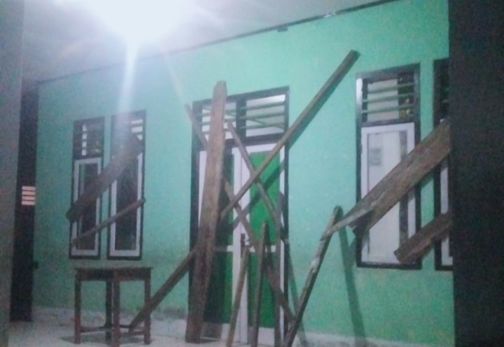 Ket: Kantor Desa Kupal Kec.Bacan Selatan Dipalang Warga