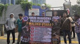 Ket: Forum Mahasiswa Pascasarjana Maluku Utara (FORMAPAS MALUT) menggelar aksi di depan Kantor PT Alam Raya Abadi (PT ARA).