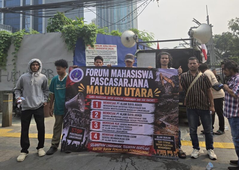 Ket: Forum Mahasiswa Pascasarjana Maluku Utara (FORMAPAS MALUT) menggelar aksi di depan Kantor PT Alam Raya Abadi (PT ARA).