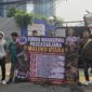 Ket: Forum Mahasiswa Pascasarjana Maluku Utara (FORMAPAS MALUT) menggelar aksi di depan Kantor PT Alam Raya Abadi (PT ARA).