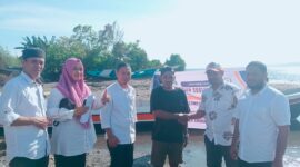 Ket: Bantuan Sarana Satu unti Bodi Viber dan Mesin 40pk kepada Kelompok Nelayan Asal Desa anggai.