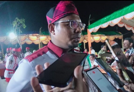 Ket: foto Anggota DPR RI dari Fraksi PKS, Izzuddin Alqassam Kasuba, saat menghadiri HUT ke-21 Ika Togale sekaligus pelantikan pengurus periode 2026–2031 di Halmahera Selatan, Sabtu (26/9/2026). Dalam kesempatan itu, Izzuddin menyatakan siap maju dalam Pilkada apabila mendapat dorongan dari masyarakat.