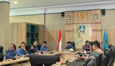 Ket: Wakil Bupati Halsel, Helmi Umar Muchsin, menerima kunjungan tim BPK RI Perwakilan Maluku Utara di ruang kerjanya, Kamis (22/10/2026). Ia didampingi Sekretaris Daerah Dr. Abdillah Kamarullah, Kepala BPKAD Farid Husen, Kepala Bapperida Muhammad Nur, serta Kepala Dinas Pendidikan Siti Khotijah.
