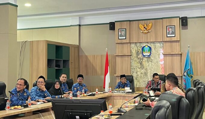 Ket: Wakil Bupati Halsel, Helmi Umar Muchsin, menerima kunjungan tim BPK RI Perwakilan Maluku Utara di ruang kerjanya, Kamis (22/10/2026). Ia didampingi Sekretaris Daerah Dr. Abdillah Kamarullah, Kepala BPKAD Farid Husen, Kepala Bapperida Muhammad Nur, serta Kepala Dinas Pendidikan Siti Khotijah.